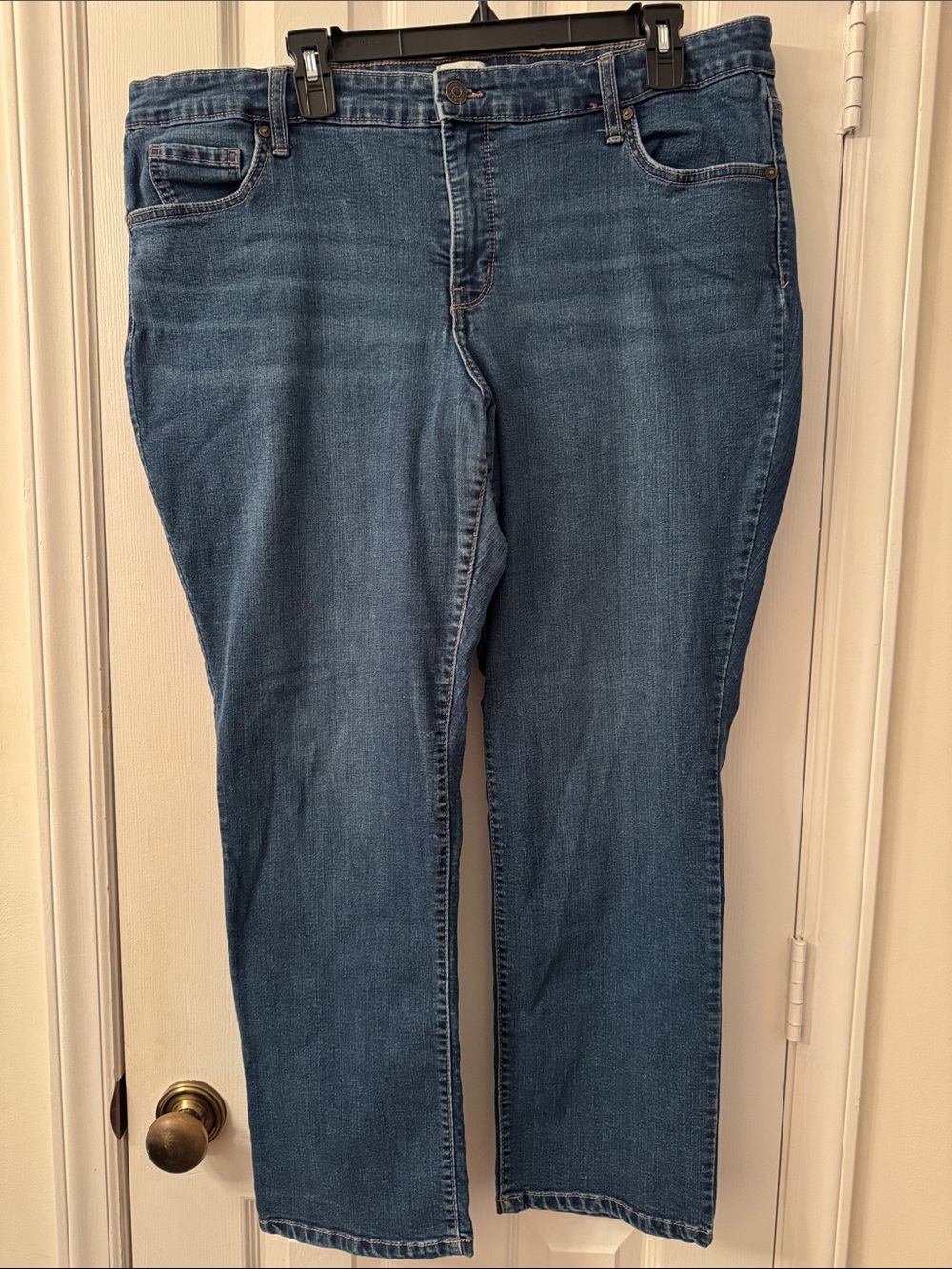 Wonderly Straight-Leg Jeans in Medium Blue Wash